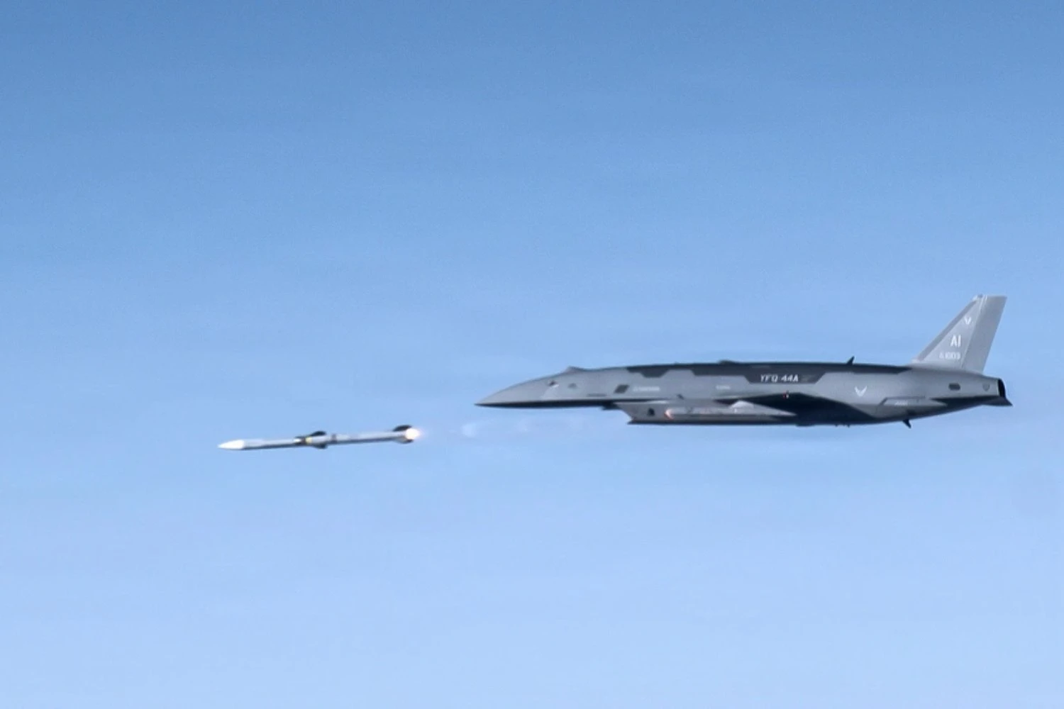 Míssil AIM-120 lançado pelo caça drone YFQ-44A