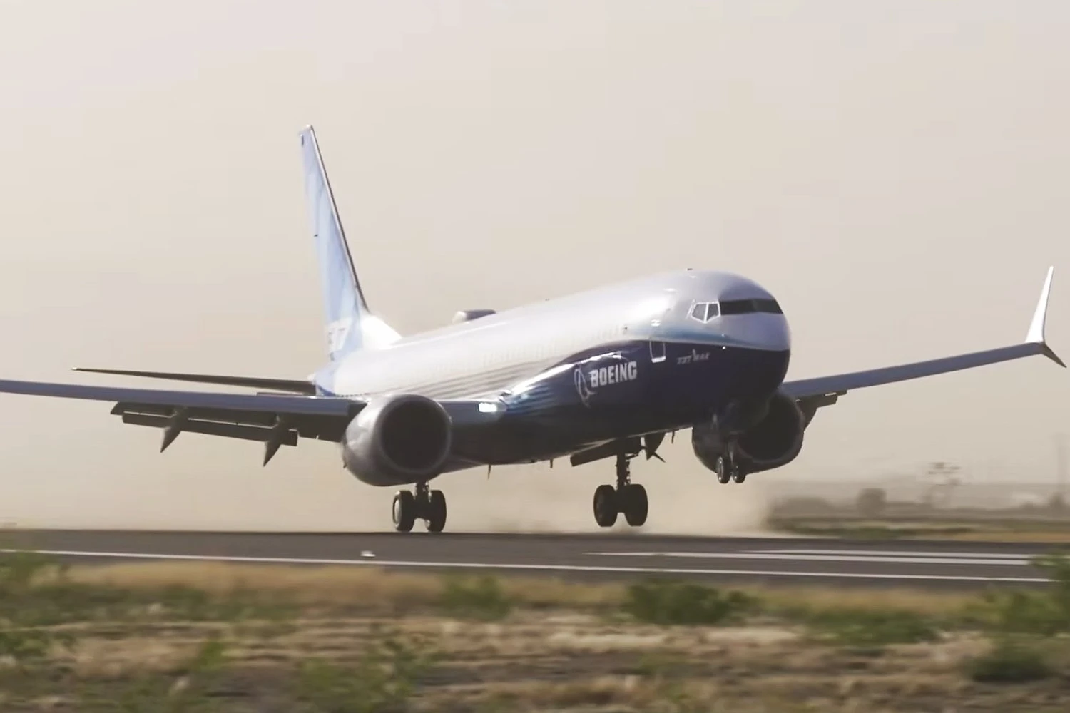 Boeing 737 MAX 10 realizando pouso com vento de través