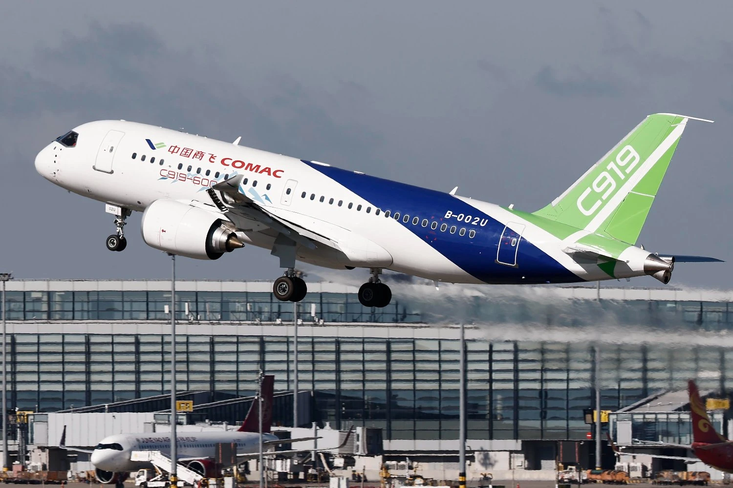 C919-600 voa pela primeira vez