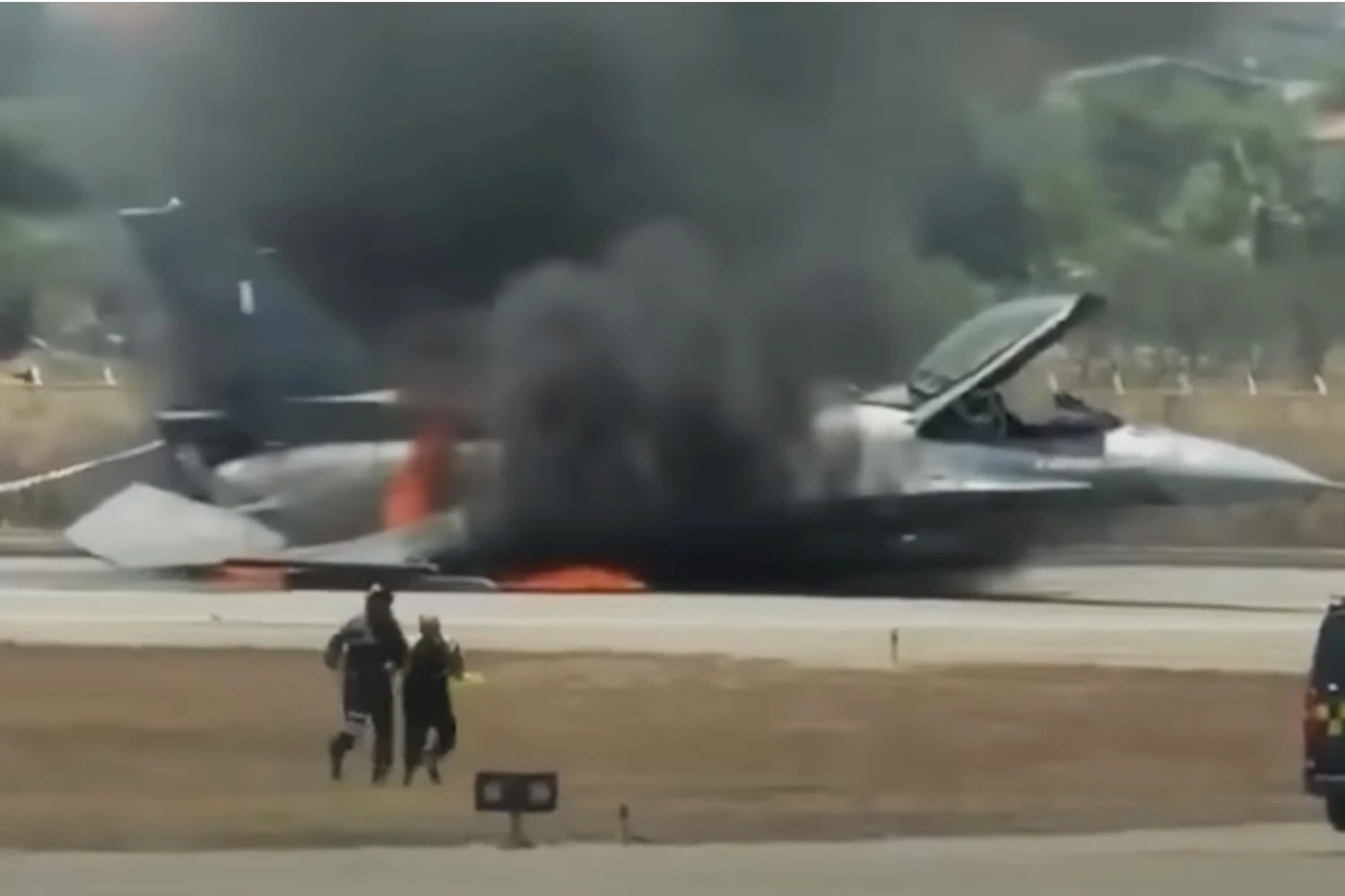 Caça F-16 grego pega fogo após pouso de emergência