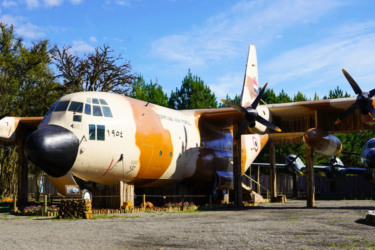 Hercules exposto no Rio Grande do Sul com pintura egípcia