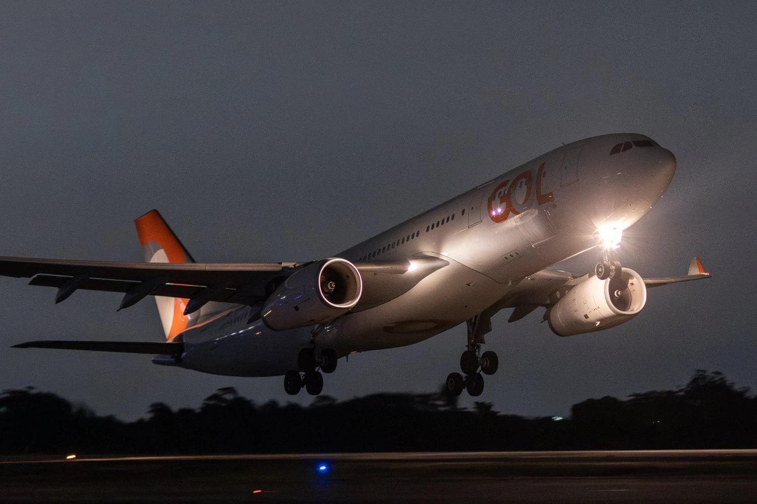 Jato A330-200 da Wamos com pintura da GOL decola para Nova York