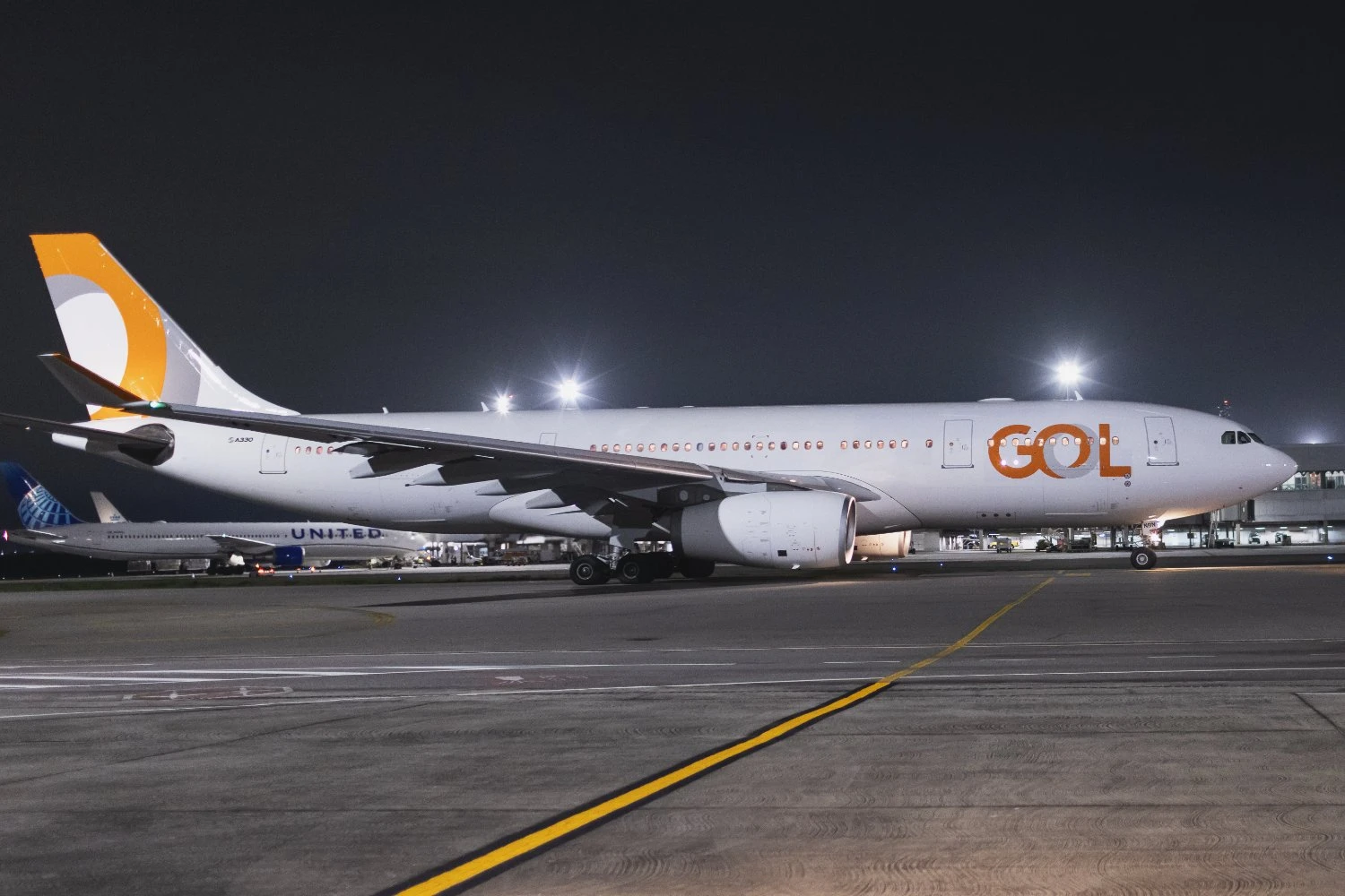Jato A330-200 da Wamos com pintura da GOL decola para Nova York