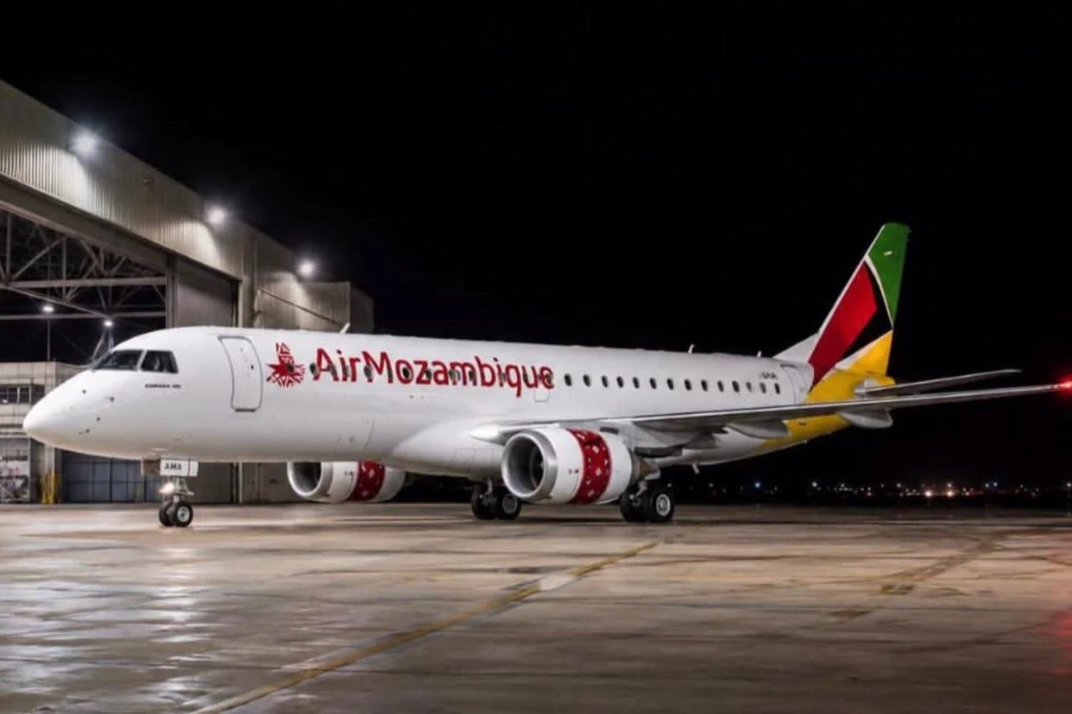Com pintura "Air Mozambique", companhia africana recebe dois Embraer E190