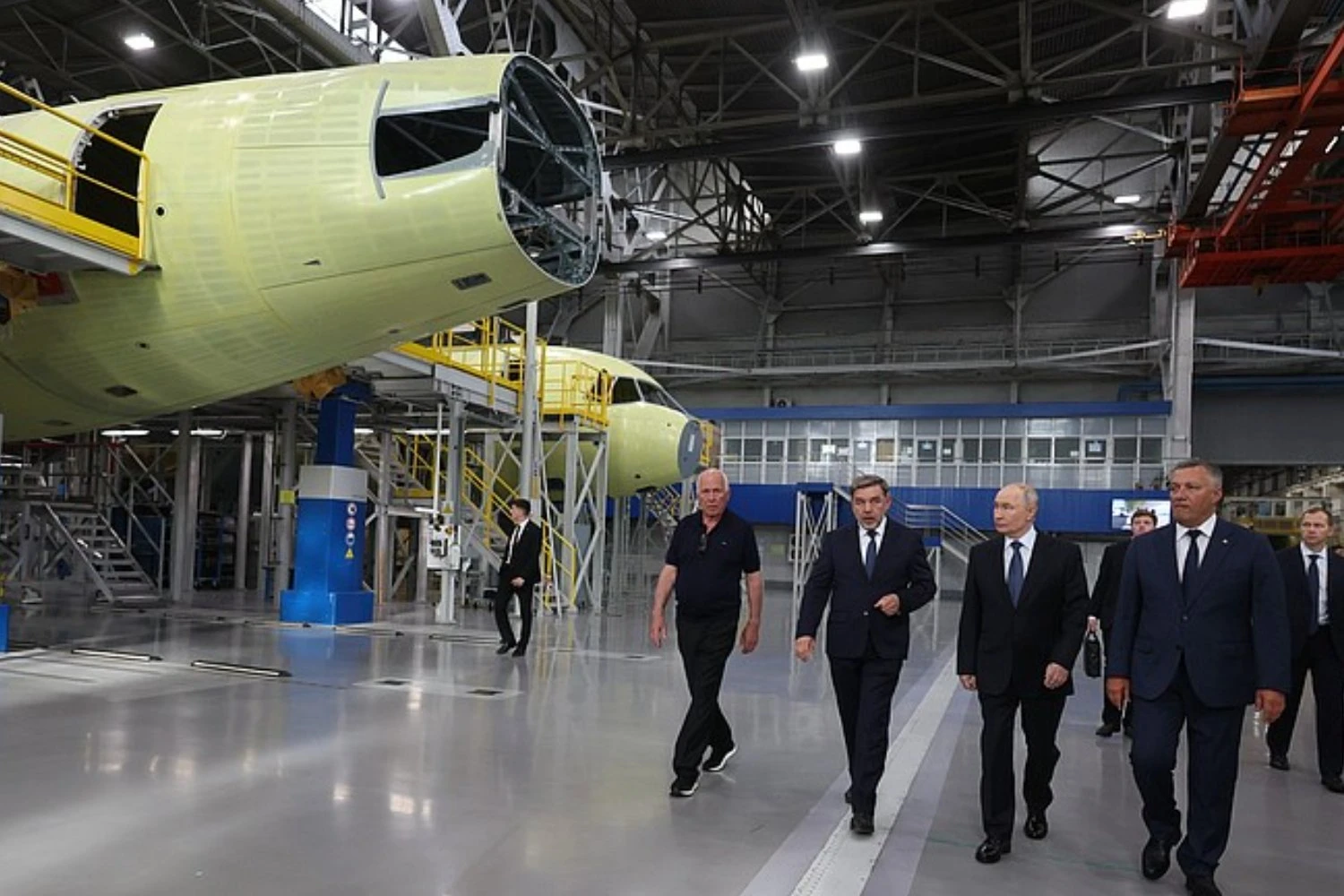 Putin visita linha de montagem de jato comercial russo "salvador da pátria"