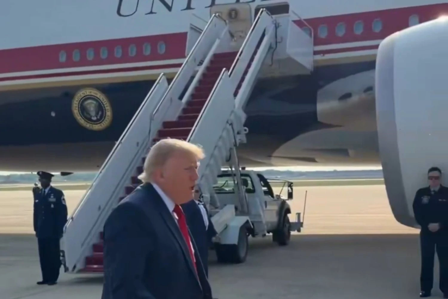 Trump momentos antes de embarcar no VC-25B provisório | SOCIAL MEDIA