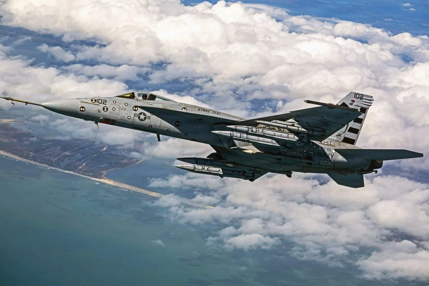 Mísseis AIM-424 LRAAM em testes com um F/A-18E