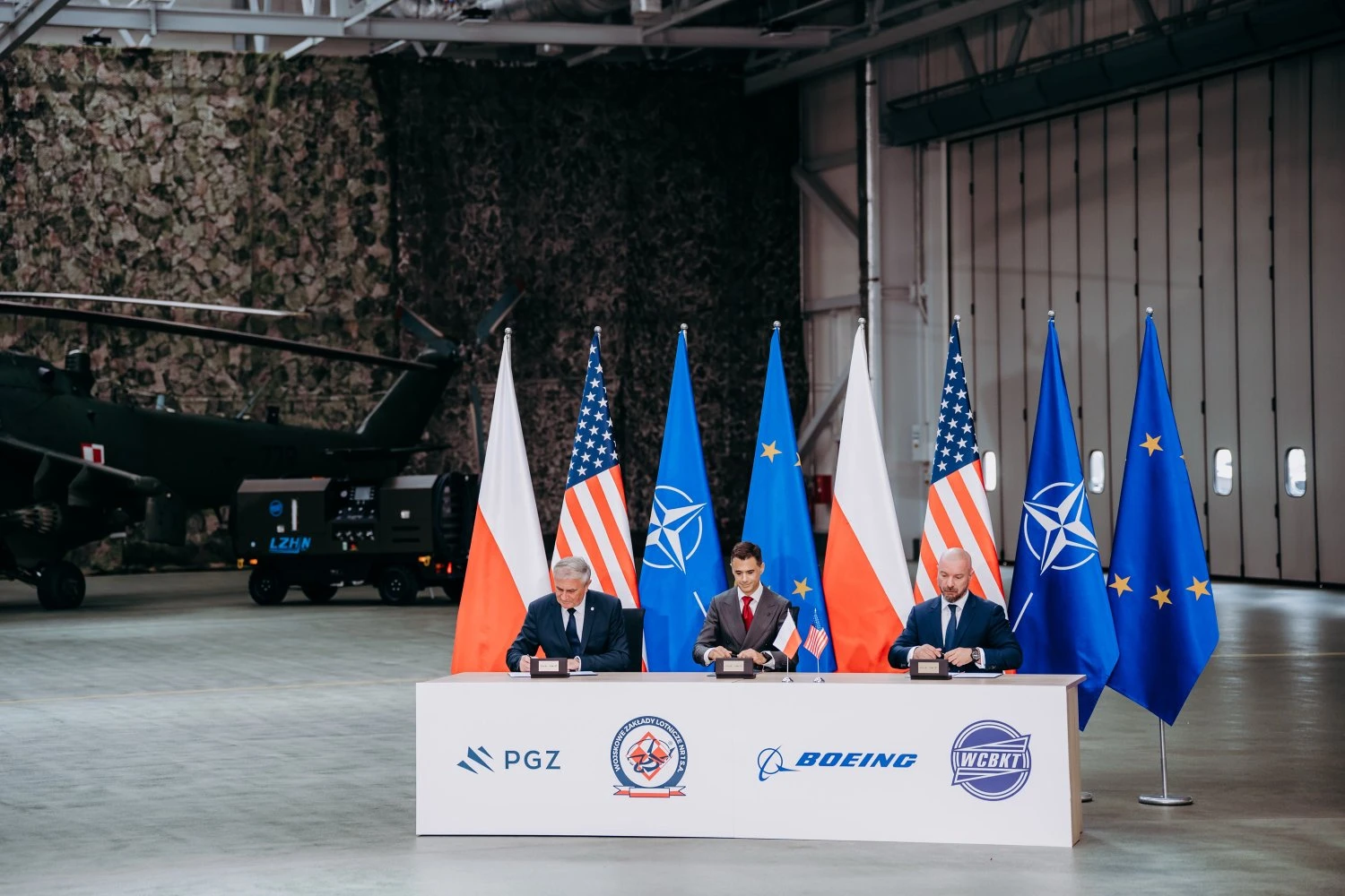 Boeing acerta com empresas polonesas instalação de suporte para o helicóptero Apache