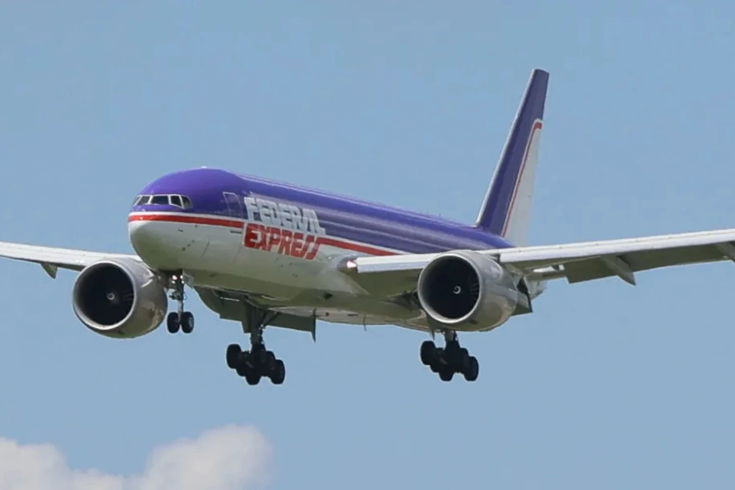 FedEx revela um Boeing 777F com pintura retrô em homenagem ao fundador 