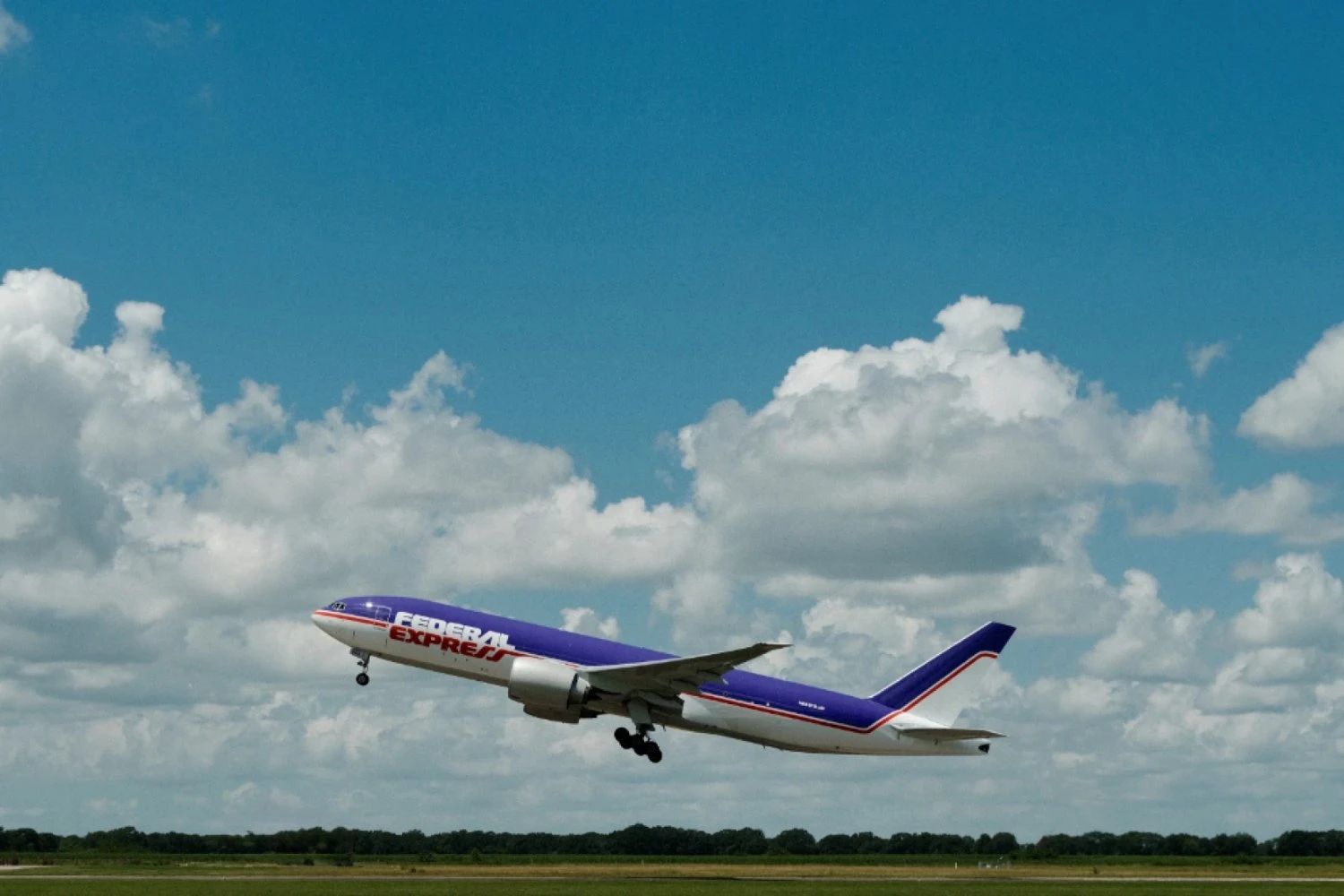 Jato homenageia fundador da FedEx