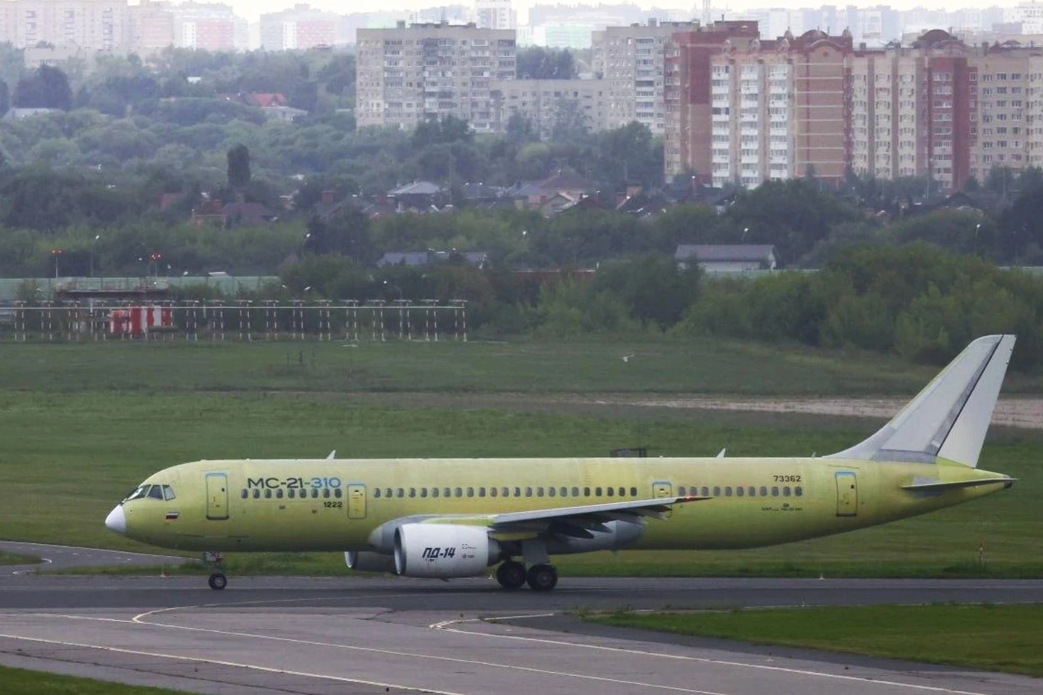 Primeiro jato comercial russo MC-21 de produção