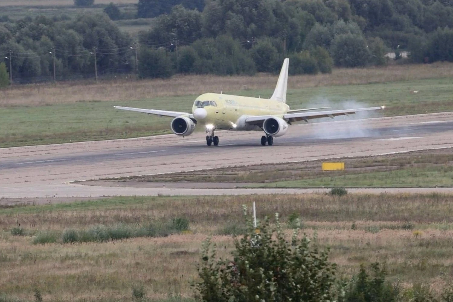 Primeiro jato comercial russo MC-21 de produção
