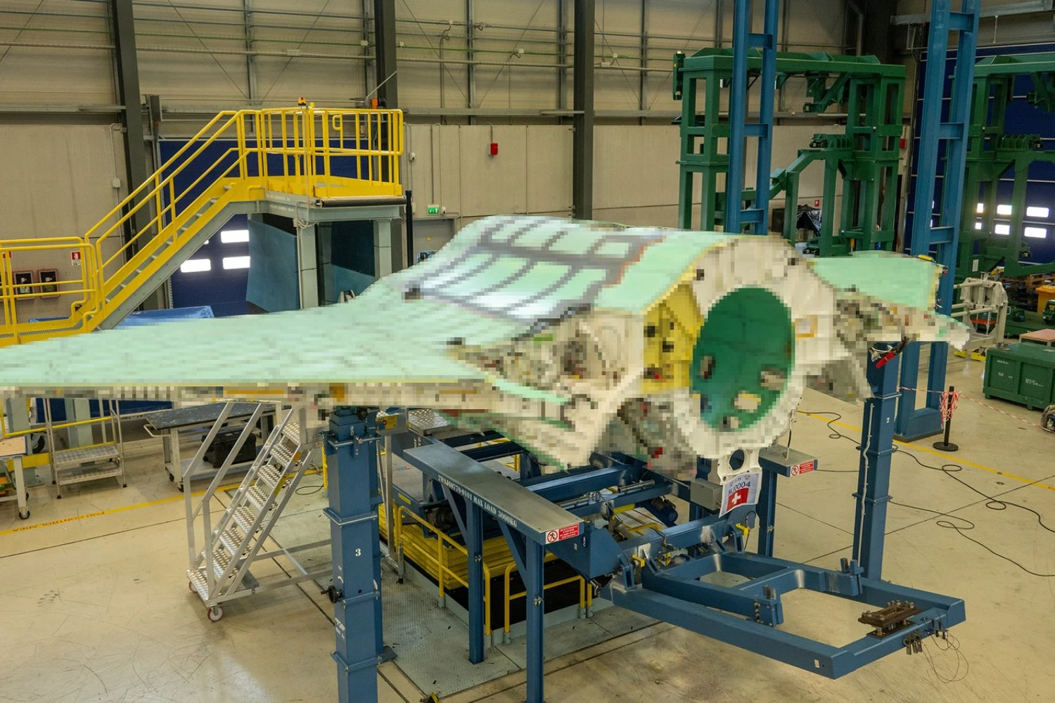 Estrutura de fuselagem e asa produzida do F-35 suiço produzida na Itália. Imagem propositadamente pixelada