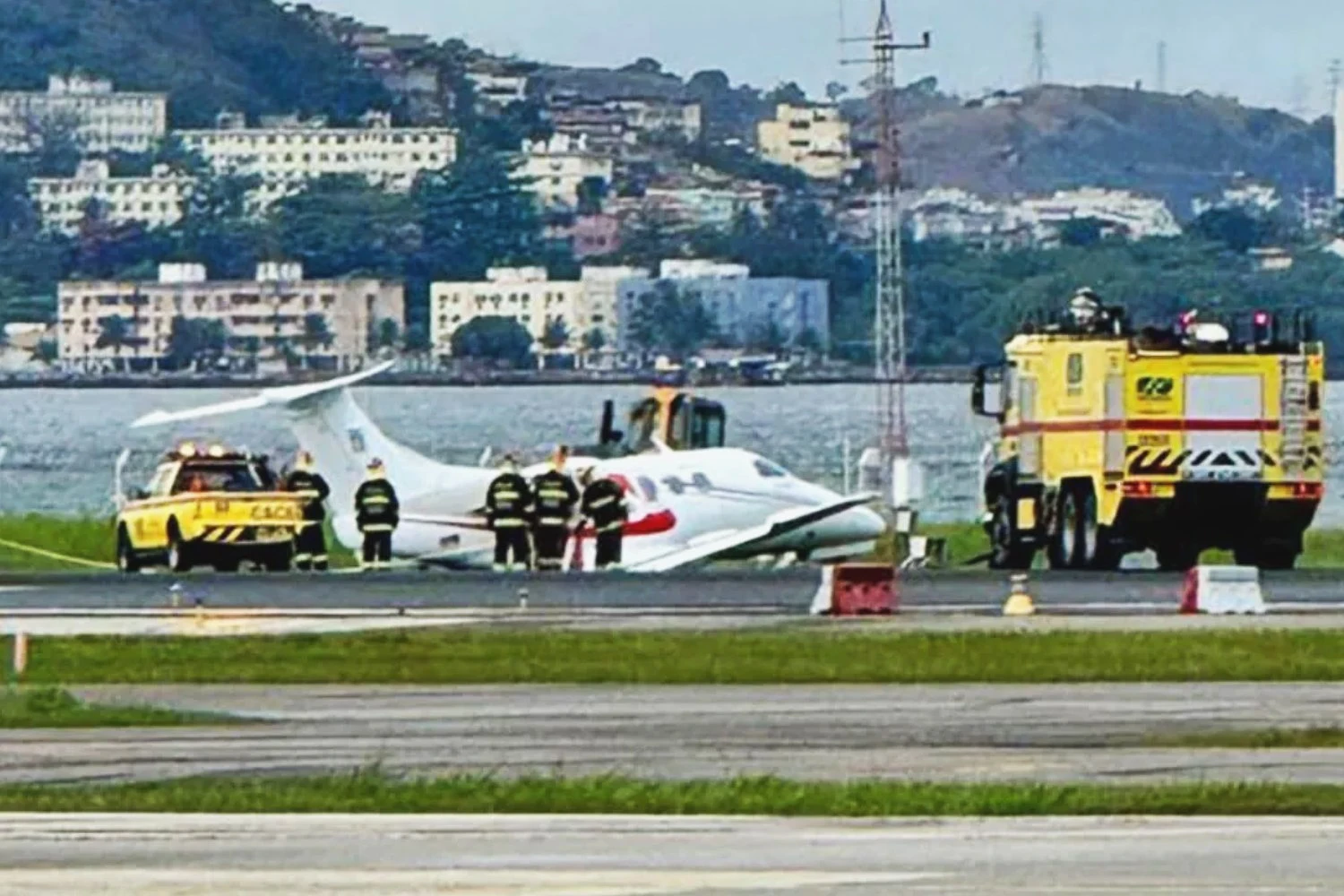 Jato Phenom 100 após sair da pista no Santos Dumont | REPRODUÇÃO