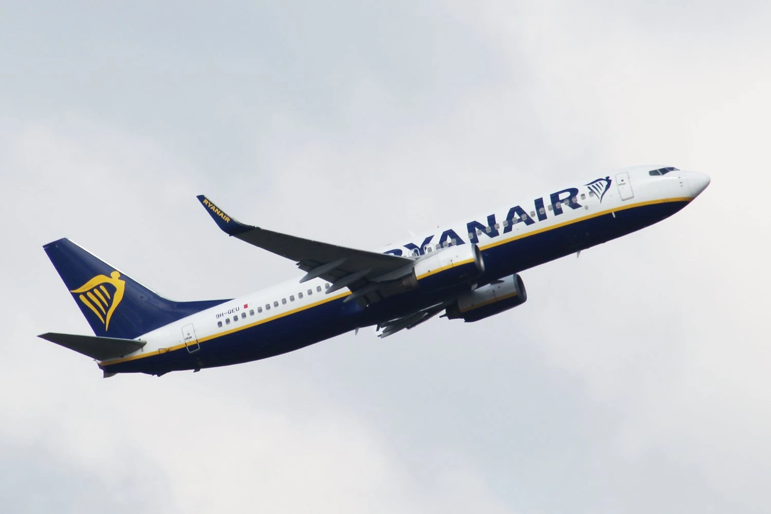 Ryanair Boeing 737-800 9H-QEU