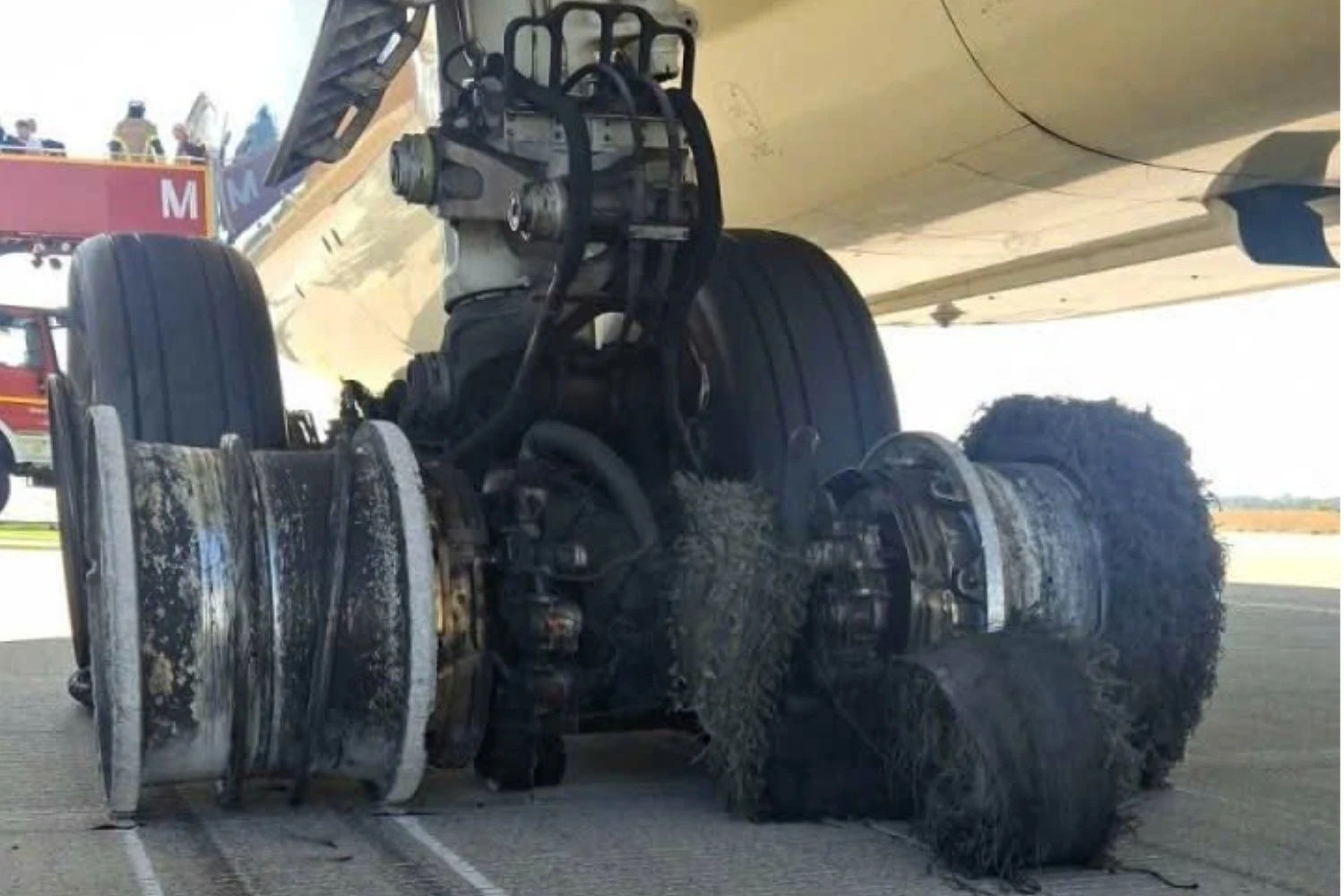 Pneus do trem de pouso principal do 787 da Vietnam Airlines destruídos após o pouso