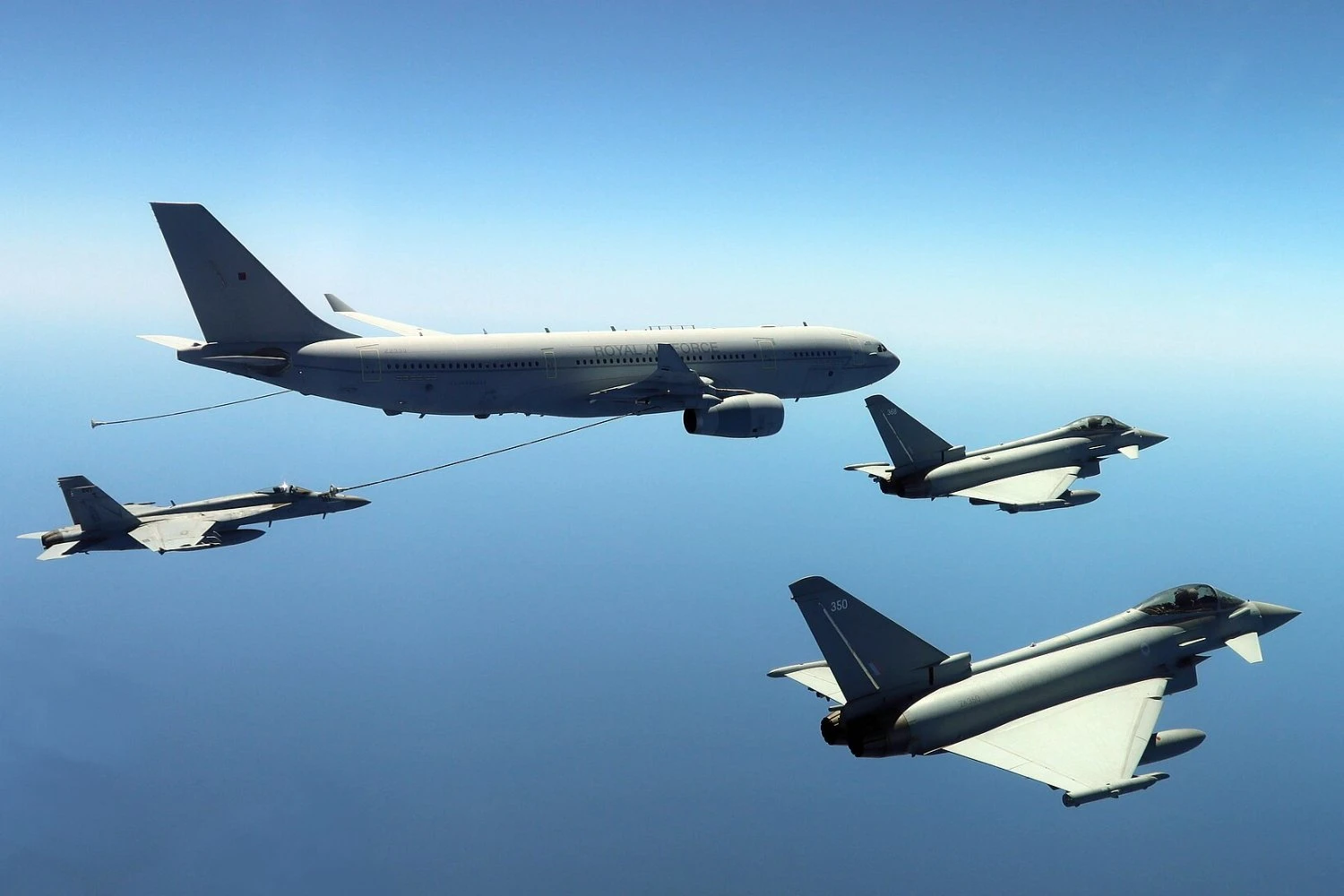 Uma aeronave Voyager KC3 da Royal Air Force reabastecendo um F/A-18 da Marinha dos EUA