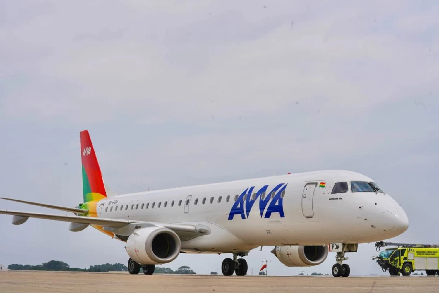 Companhia aérea de Gana recebe primeiro Embraer E190 colorido e planeja ampliar frota