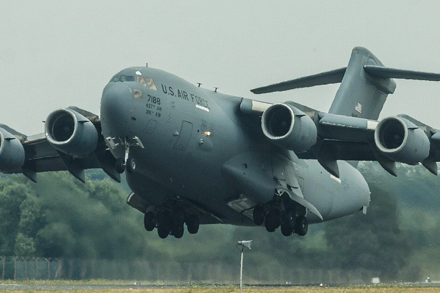 Base aérea britânica que abriga bombardeiros B-1B e B-52 foi alvo de plano terrorista