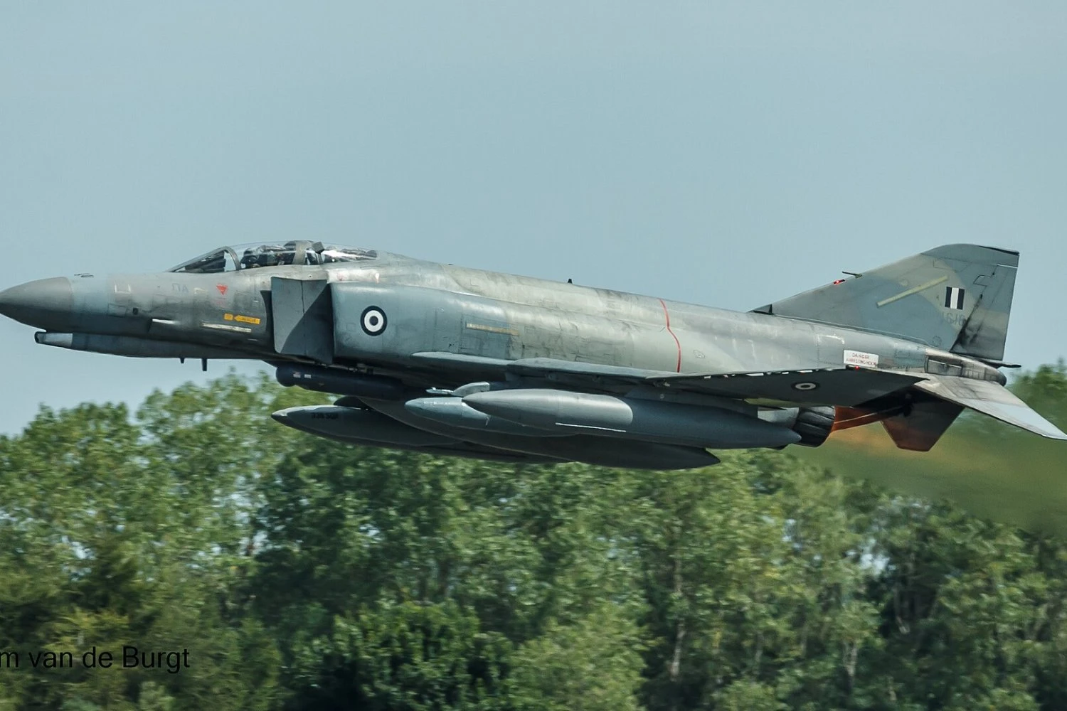 Caça F-4 Phantom da Força Aérea Grega cai durante show aéreo
