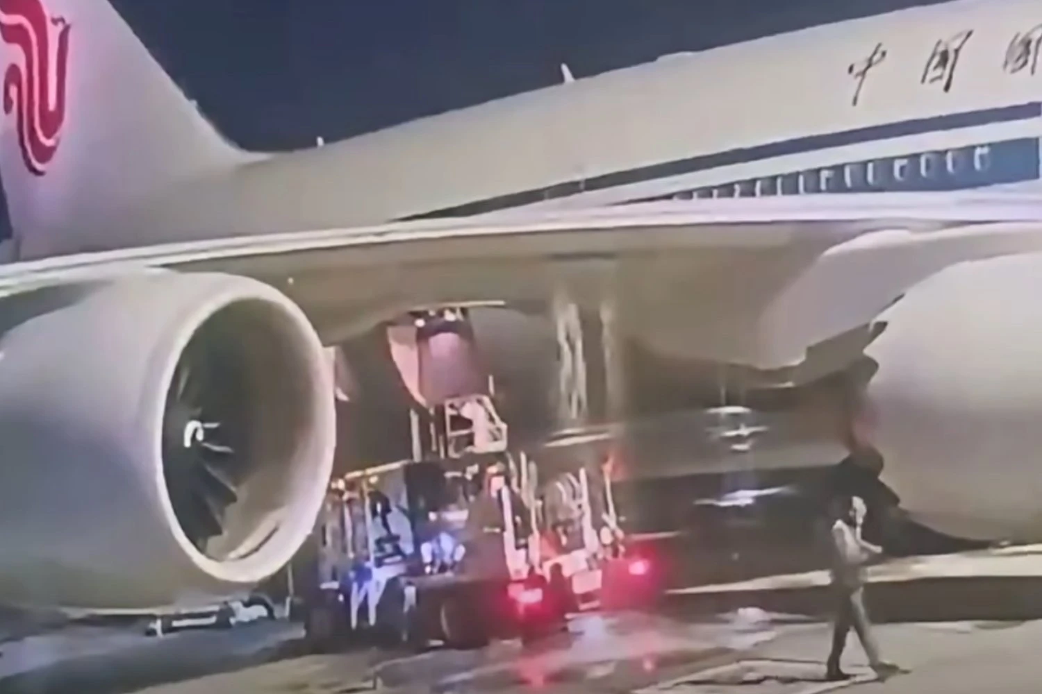 Boeing 747-8 da Air China decola após vazamento de combustível prendê-lo em Nova York