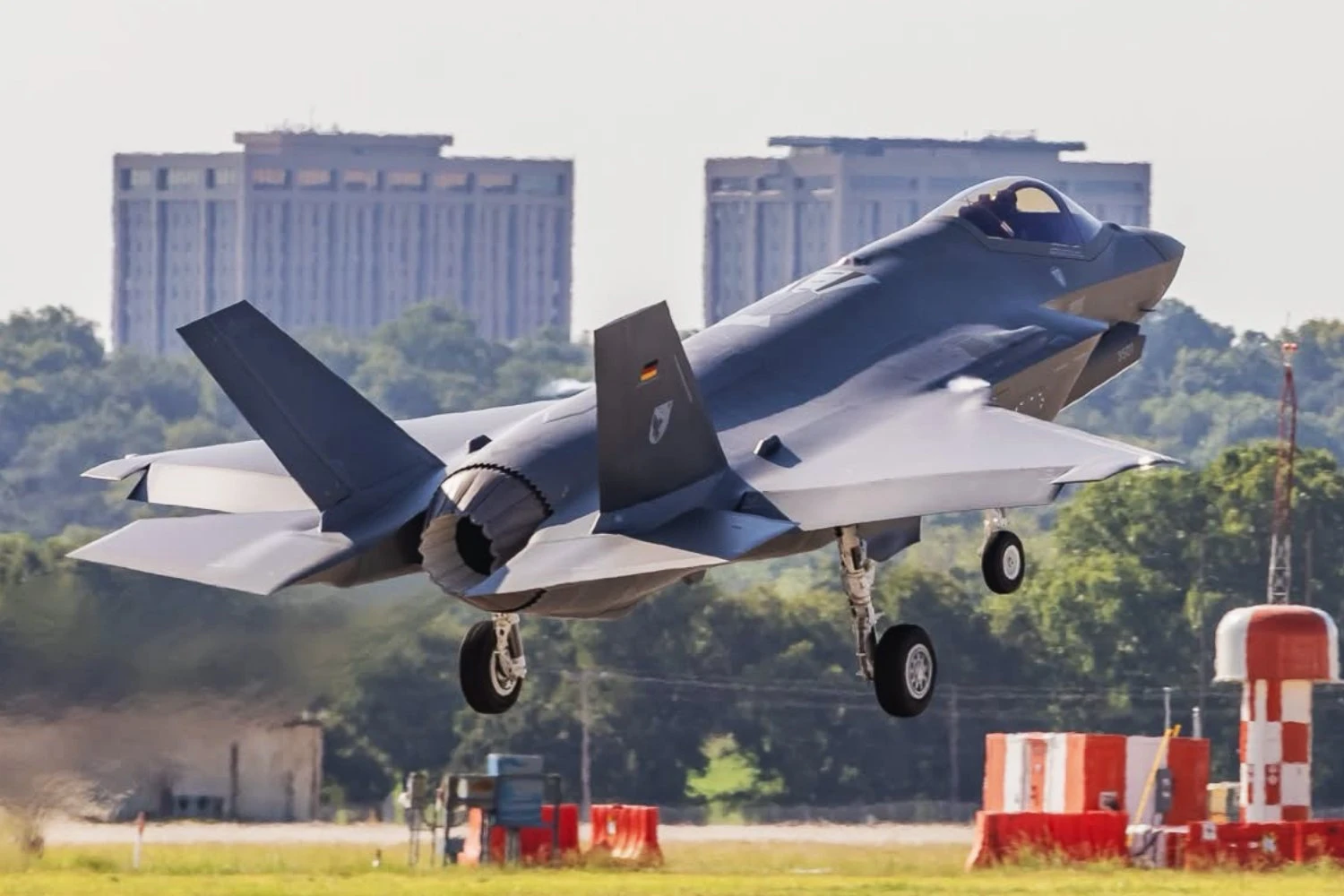 Primeiro caça F-35 da Alemanha faz decolagem histórica