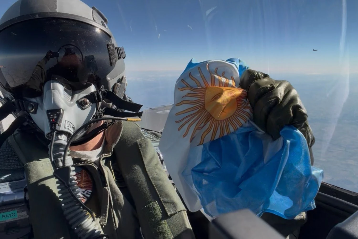 Piloto do F-16 com a bandeira argentina