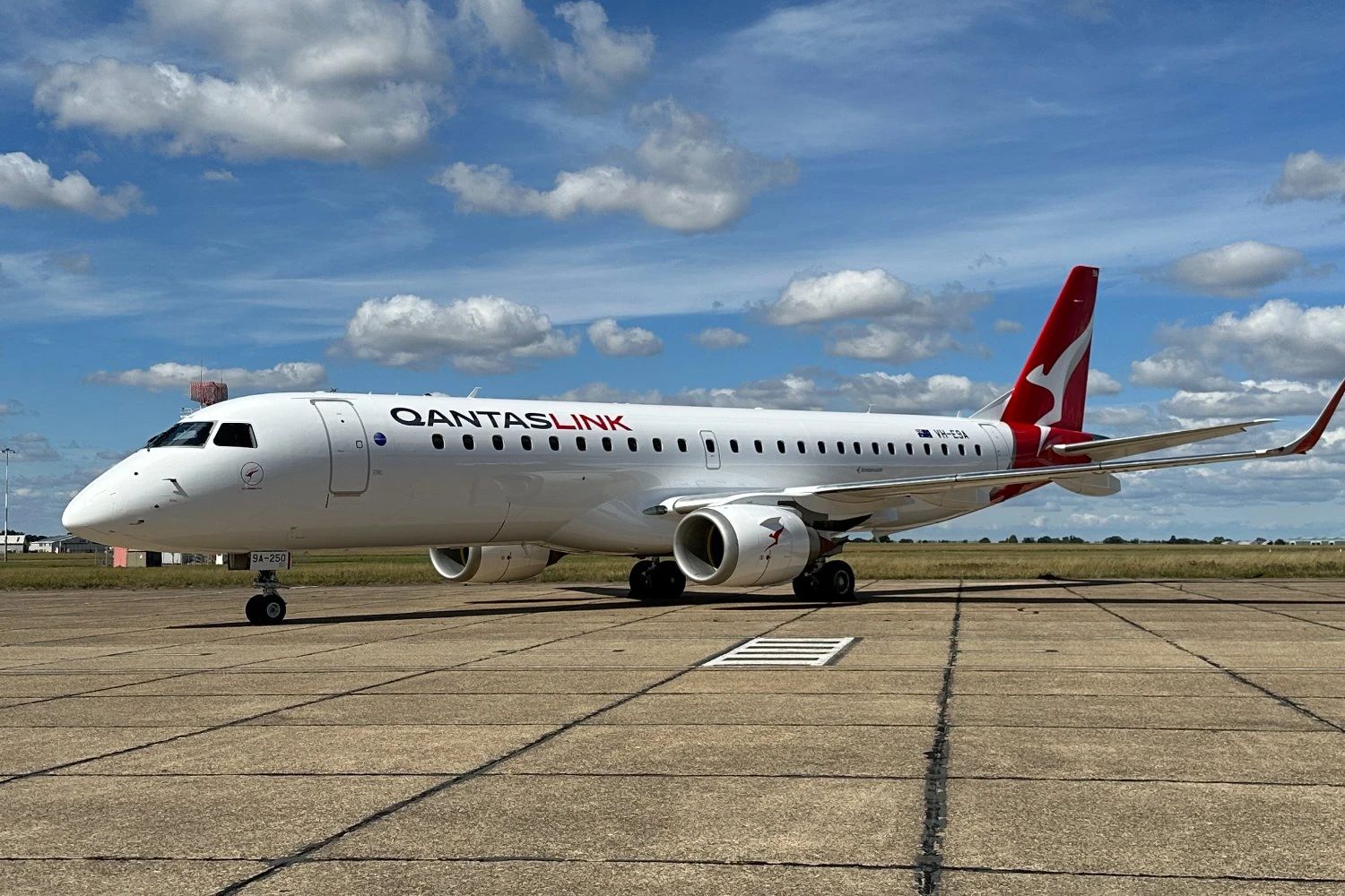 Qantas recebe primeiro Embraer E190 próprio para o lugar do Fokker 100