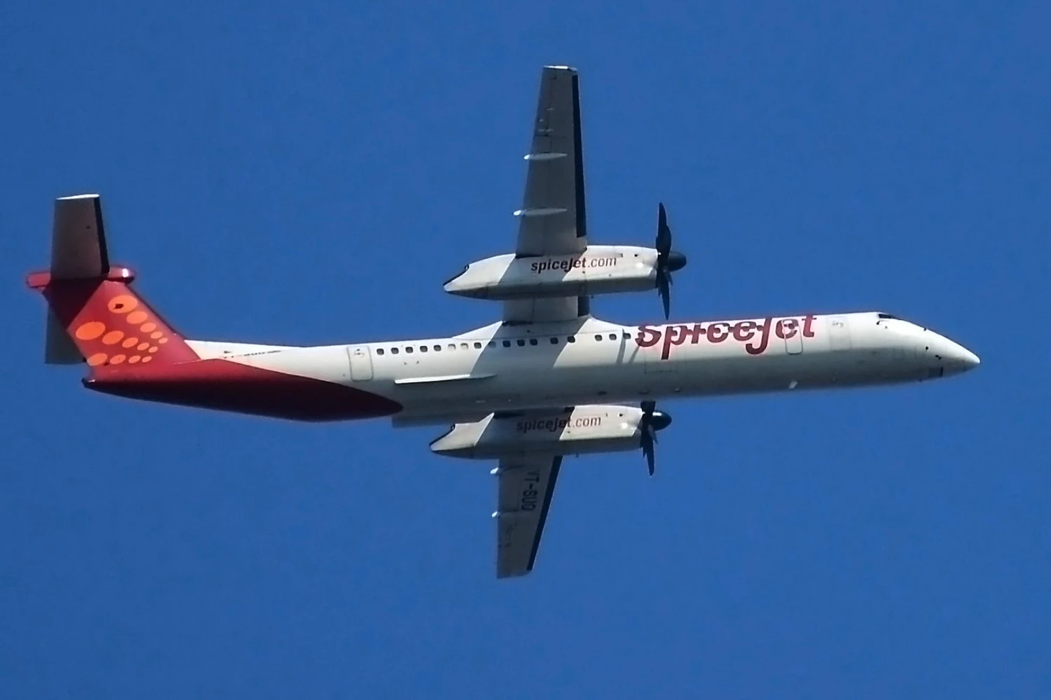 SpiceJet Dash-8 VT-SUO 'Laung'