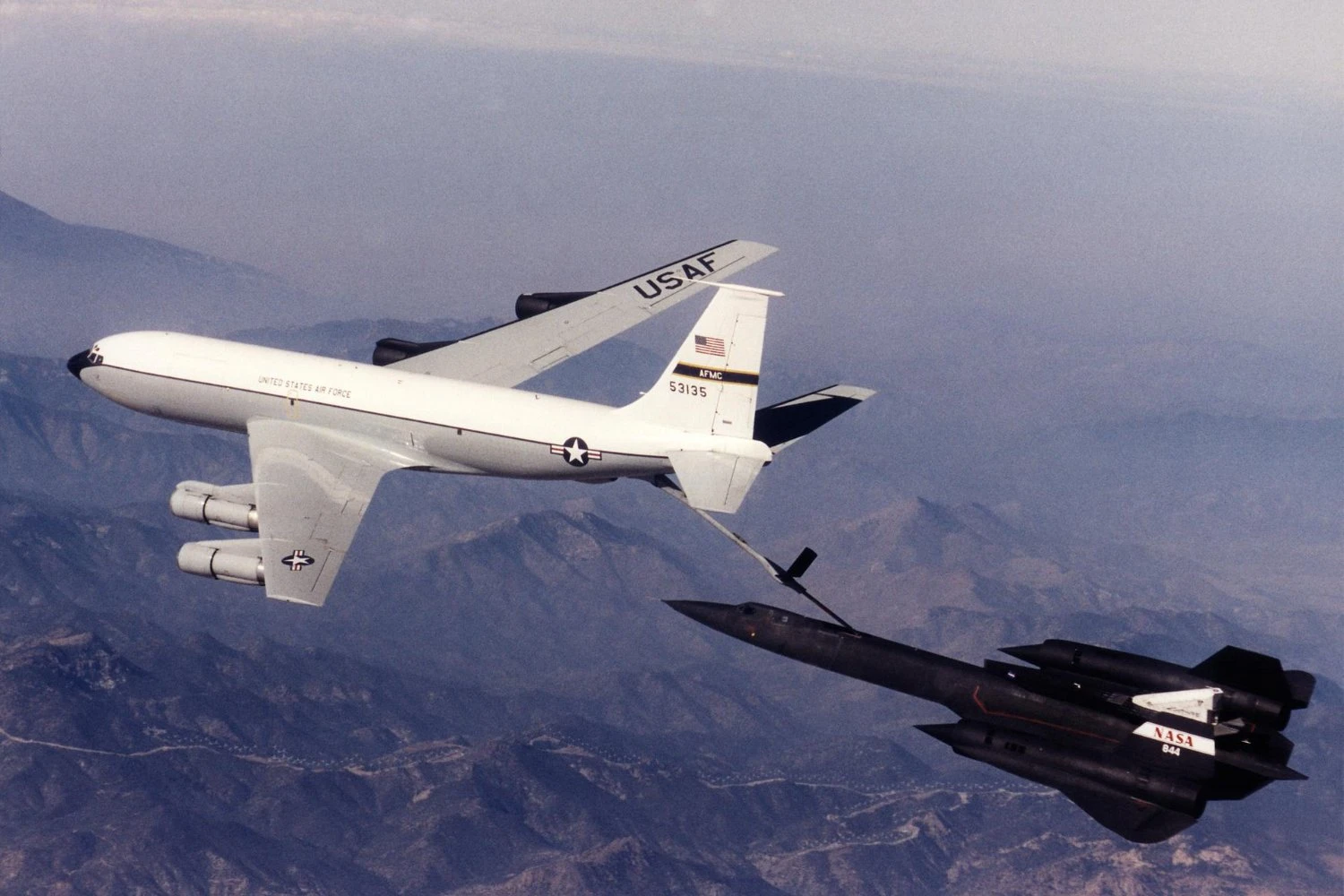 Um KC-135Q abastece o SR-71