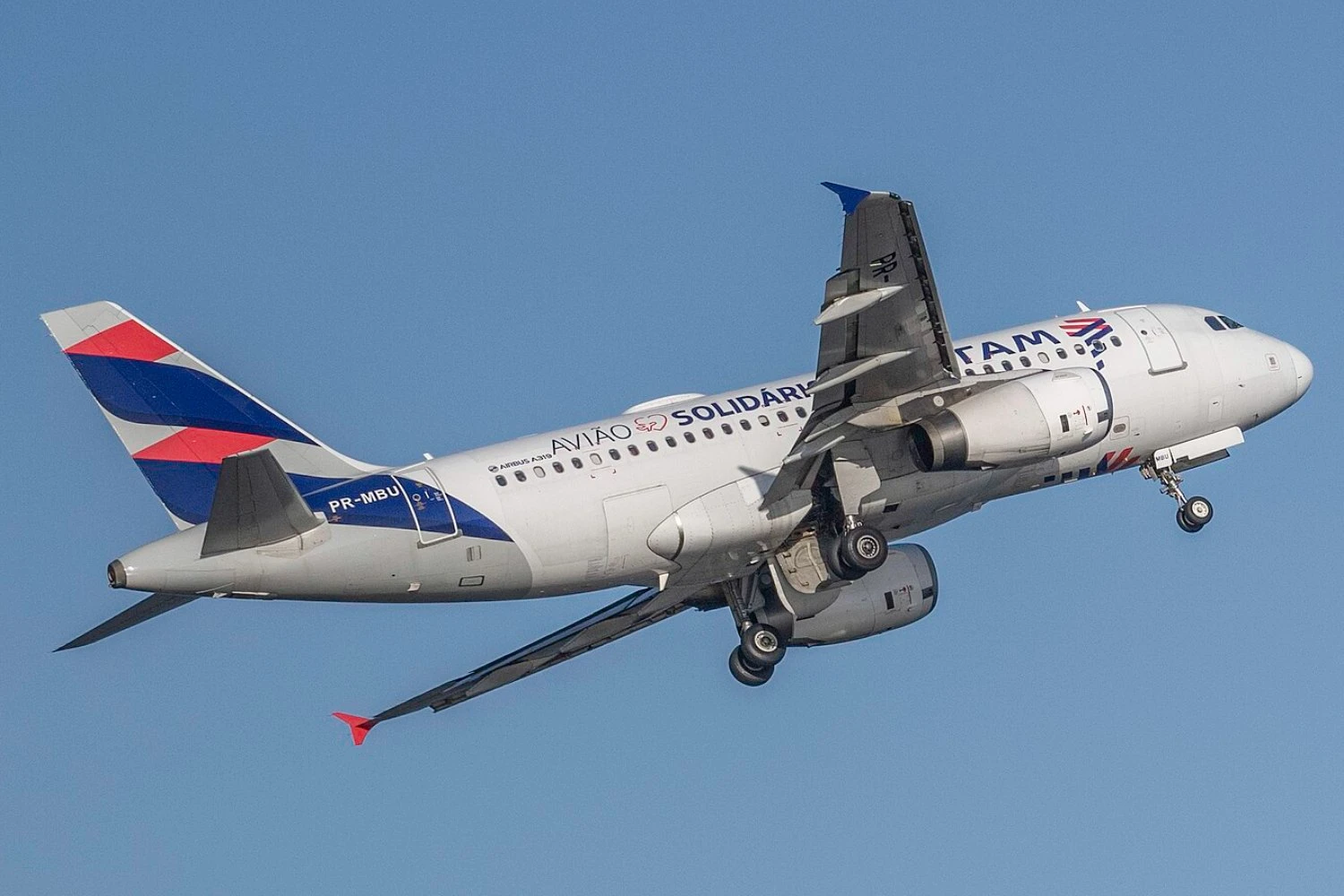 Tarifa da LATAM sobe 12% acima da inflação entre 2023 e 2026 enquanto Azul reduz preço em 14%