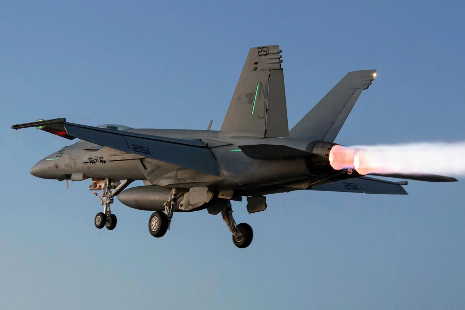 Caça F/A18E Super Hornet também voa com motor F414