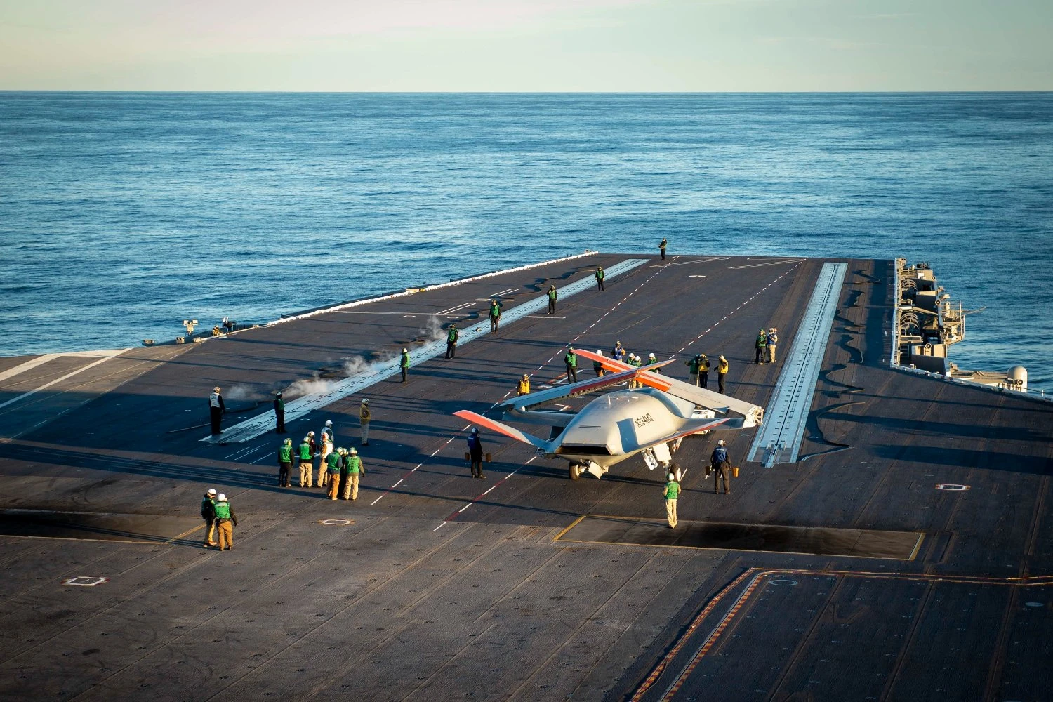 Protótipo do MQ-25 em porta-aviões