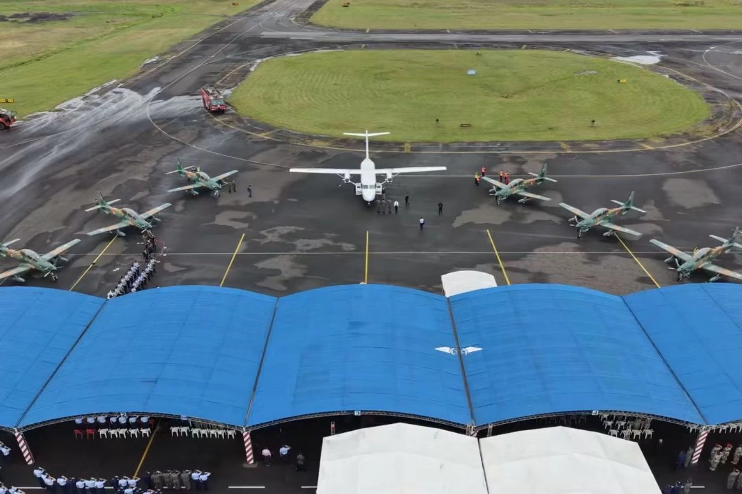O SkyCourier e os seis A-29