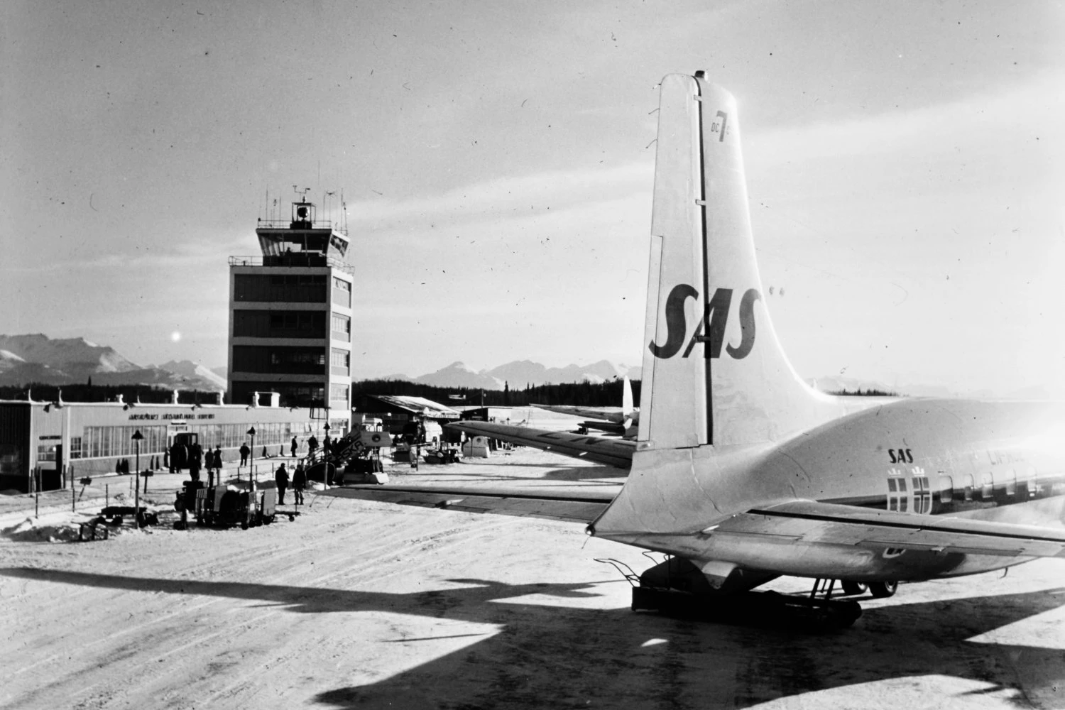 DC-7 da SAS no Aeroporto de Anchorage