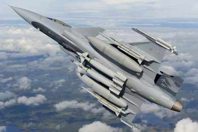 Caça Gripen bombardeia incêndio na Suécia