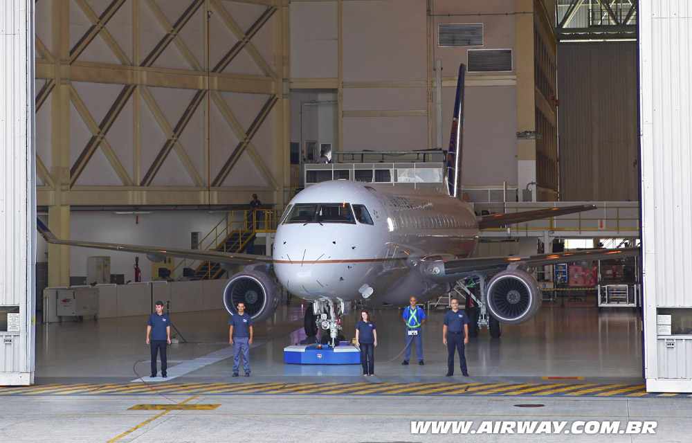 Roll-out do Embraer E175 com novos wingtips