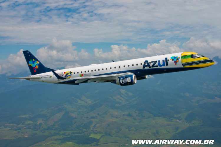 Embraer 190 da Azul exibe capacete de Ayrton Senna