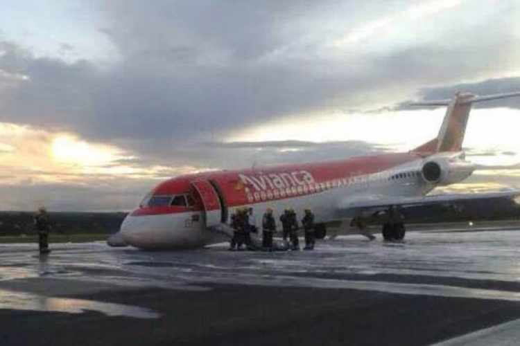 Fokker Mk-28 (F100) da Avianca, que teve uma pane no trem de pouso dianteiro