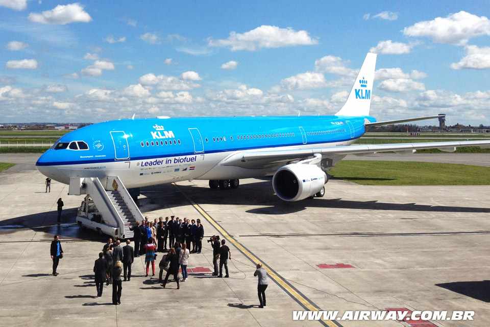 Airbus A330-200 da KLM chega a Aruba após voo usando biocombustível