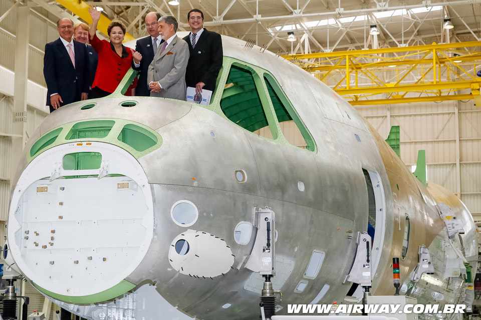 Presidente Dilma Rousseff e o governador de SP posam de dentro do cockpit do primeiro protótipo do KC-390