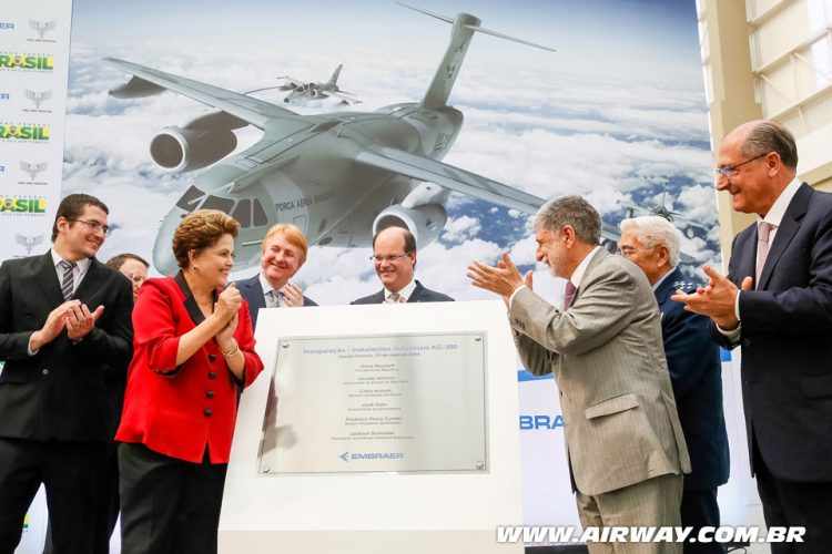 Placa de inauguração do hangar de fabricação do KC-390