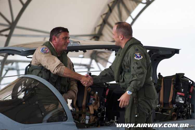 Chris Carlson, da Sierra Nevada Corporation, cumprimenta o Tenente Coronel Jeffrey Hogan, comandante do programa de Apoio Aére Leve da Força Aérea americana e responsável por utilizar o A-29 Super Tucano