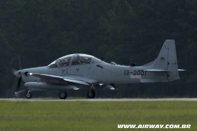 O A-29 Super Tucano da USAF pousa na base aérea de Moody