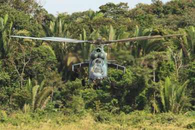 O Mi-35 chegando mostrando seus canhões e uma postura intimidadora