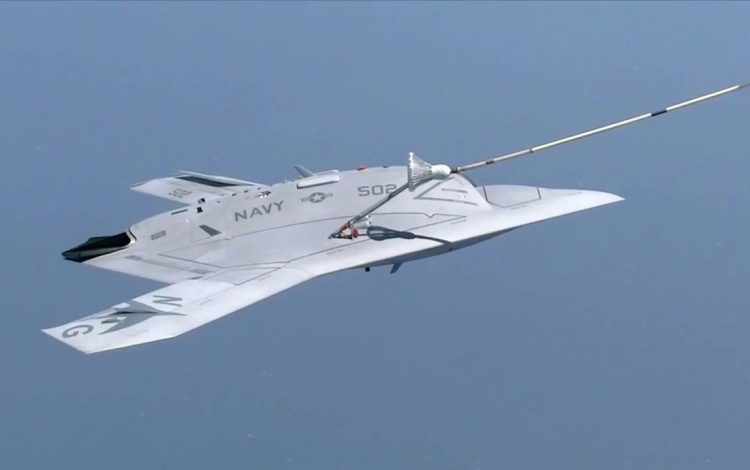 O caça não-tripulado também pode pousar e decolar em porta-aviões
