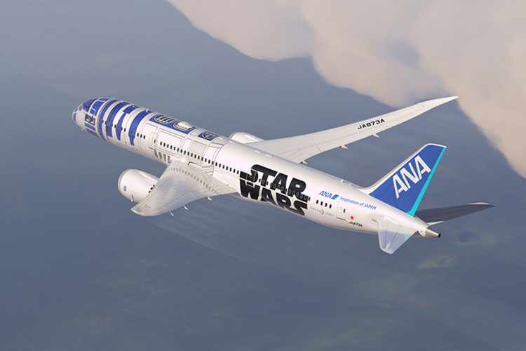 É uma nave espacial?! Avião da ANA recebe pintura inspirada no robô R2-D2 da série Star Wars