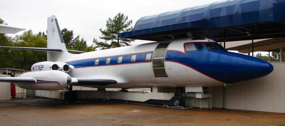 O outro Jetstar de Elvis, o "Hound Dog II", está exposto em Graceland