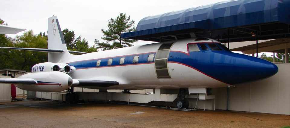 O outro Jetstar de Elvis, o "Hound Dog II", está exposto em Graceland (Divulgação)