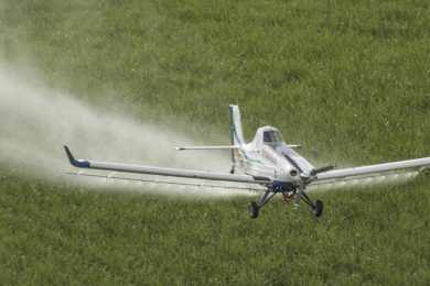 O hooper do Ipanema 203 comporta 1.050 litros de agentes agrícolas (Embraer)